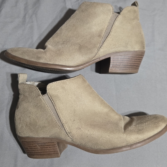 American Eagle Outfitters Tan Suede Ankle Booties - Picture 1 of 13